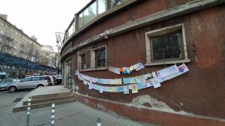 Фоторепортаж в БЛИЦ! Героите в бели престилки изгряха в детски рисунки