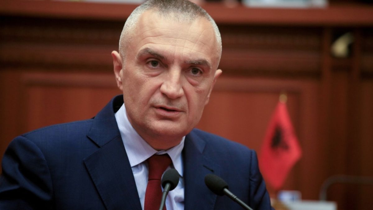 Глобиха президента на Албания и жена му за коронапарти