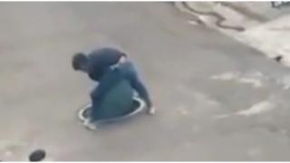 Мигновена карма след опит за кражба на капак на шахта ВИДЕО