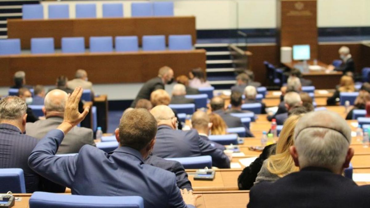 Парламентът събра кворум и започна работа по Бюджет 2021