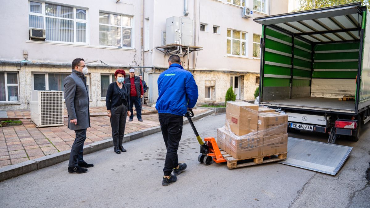 „Практикер“ дари предпазни средства на Община Добрич