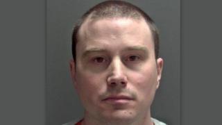 Педофил се представи за тийнейджърка в мрежата и злоупотреби с 51 момчета