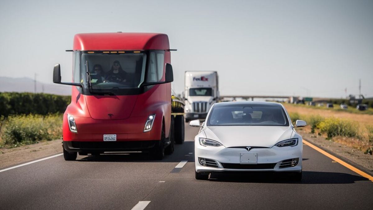 Tesla хвърли бомба: Прави нов... 