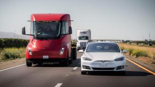 Tesla хвърли бомба: Прави нов... 