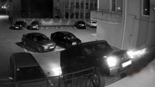 Весели депутати яхнаха G-Klаssе и изкачиха стълби на пъпа на голям град ВИДЕО
