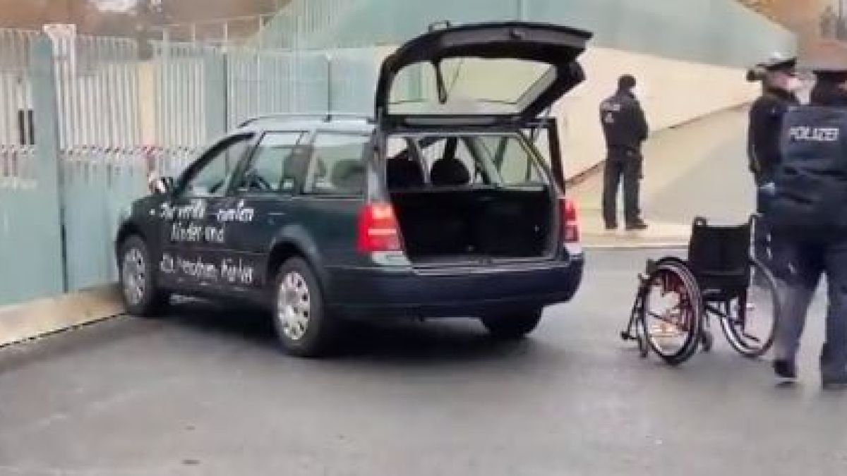 Кола се вряза в офиса на Меркел ВИДЕО