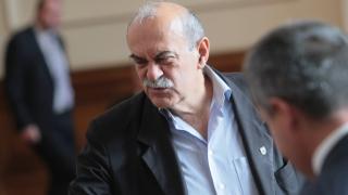 Добре ли е Павел Шопов, чудят се в парламента