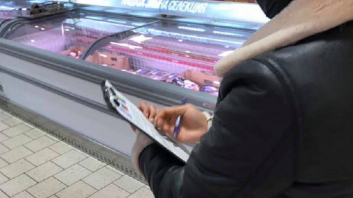 "Глухи" събират пари из магазините! Скачат на бой, ако им дадеш дребни