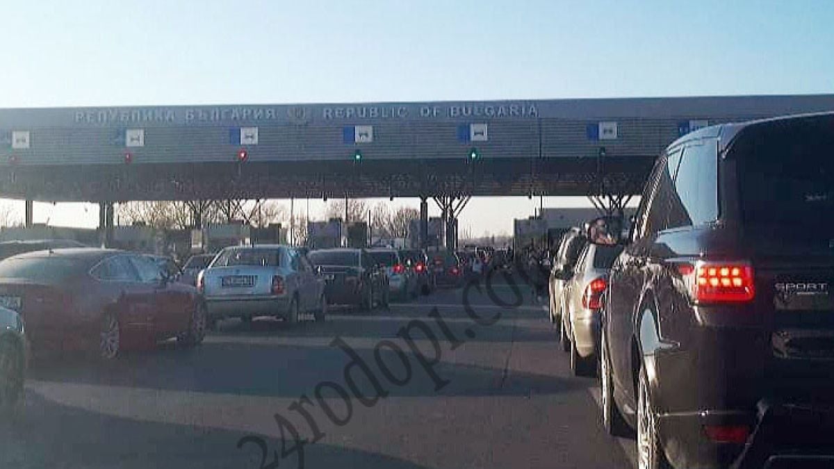 Огромни опашки се вият на границата с Турция дни преди локдауна СНИМКИ