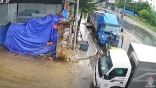 Шофьор на микробус възхити мрежата с маневра на хлъзгав път ВИДЕО