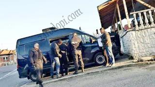 Схватка в Черноочене! Полицаи повалиха мъж на земята и... ВИДЕО