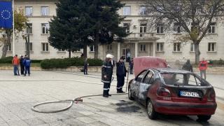 Неочаквано семейно разкритие за  пиромана, подпалил колата си в центъра на Враца