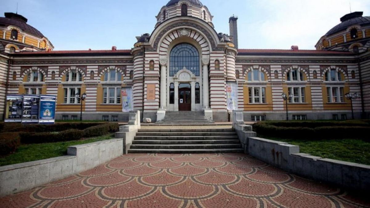 Централната баня в София с два външни басейна - на покрива и в двора