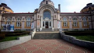 Централната баня в София с два външни басейна - на покрива и в двора