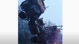 Зрелищни ВИДЕА: Многотонен самосвал увисна във въздуха