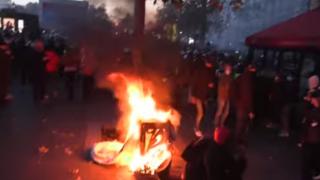 В Париж е като на война! Ехтят изстрели, палят пожари ВИДЕО 18+