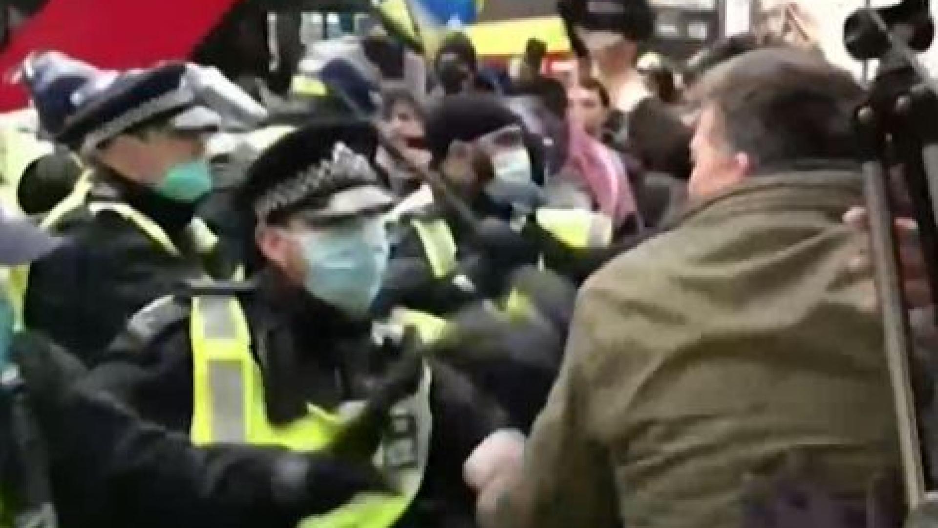 Масови безредици в Лондон заради локдауна ВИДЕО