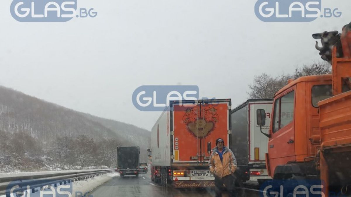 Бедствие: Огромна тапа на АМ "Хемус", над 60 катастрофи в първия сняг ВИДЕО 