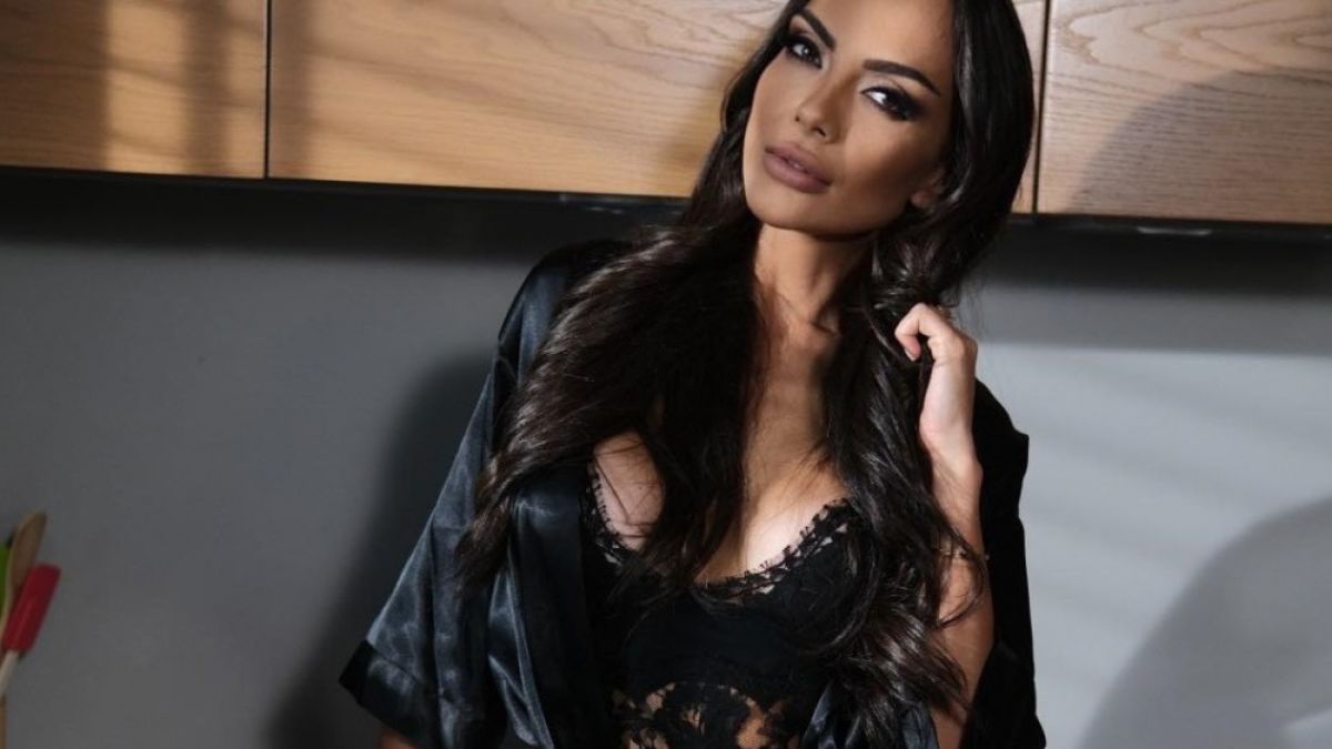 Лияна се съблече гола на СНИМКИ 18+ и предизвика пожар в мрежата