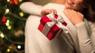 Момиче иска да зареже годеника си заради подаръка, който купи на майка си