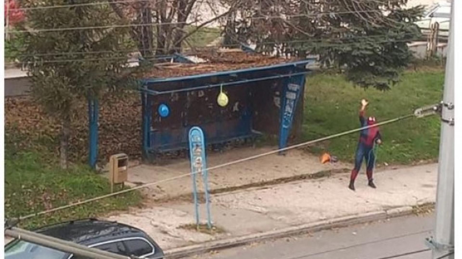 Спайдърмен се появи в наш голям град, мести коли с лекота СНИМКИ