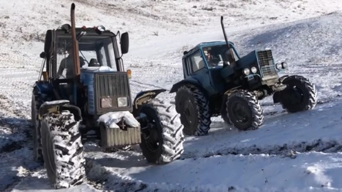 Схватка: Трактори MTZ и Беларус в битката в снега ВИДЕО