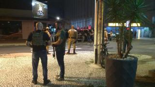 Бандити ограбиха дръзко банка и разпръснаха пари из града ВИДЕО
