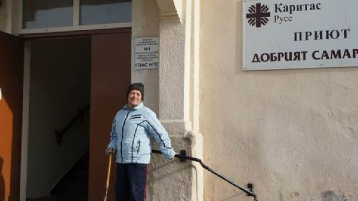 Скандално от Русе: Карат бездомници да си платят PCR тест, за да ги приемат в приют