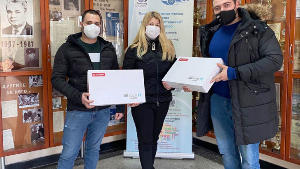 Добро дело: Бивши възпитаници на хасковската ПМГ „Акад. Боян Петканчин“ дариха лаптопи на гимназията