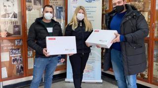Добро дело: Бивши възпитаници на хасковската ПМГ „Акад. Боян Петканчин“ дариха лаптопи на гимназията