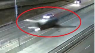 ВИДЕО улови как малък самолет кацна на магистрала 