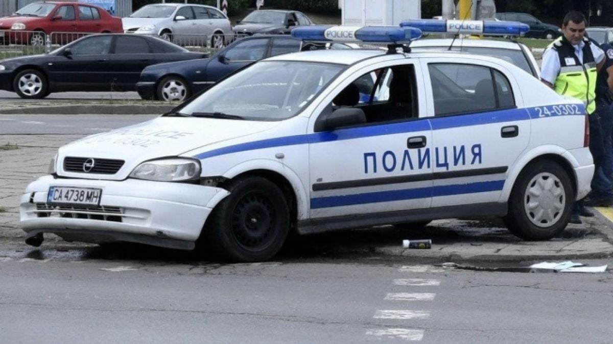 Извънредно в БЛИЦ! Адско меле с патрулка в центъра на София, ето какво се случва!
