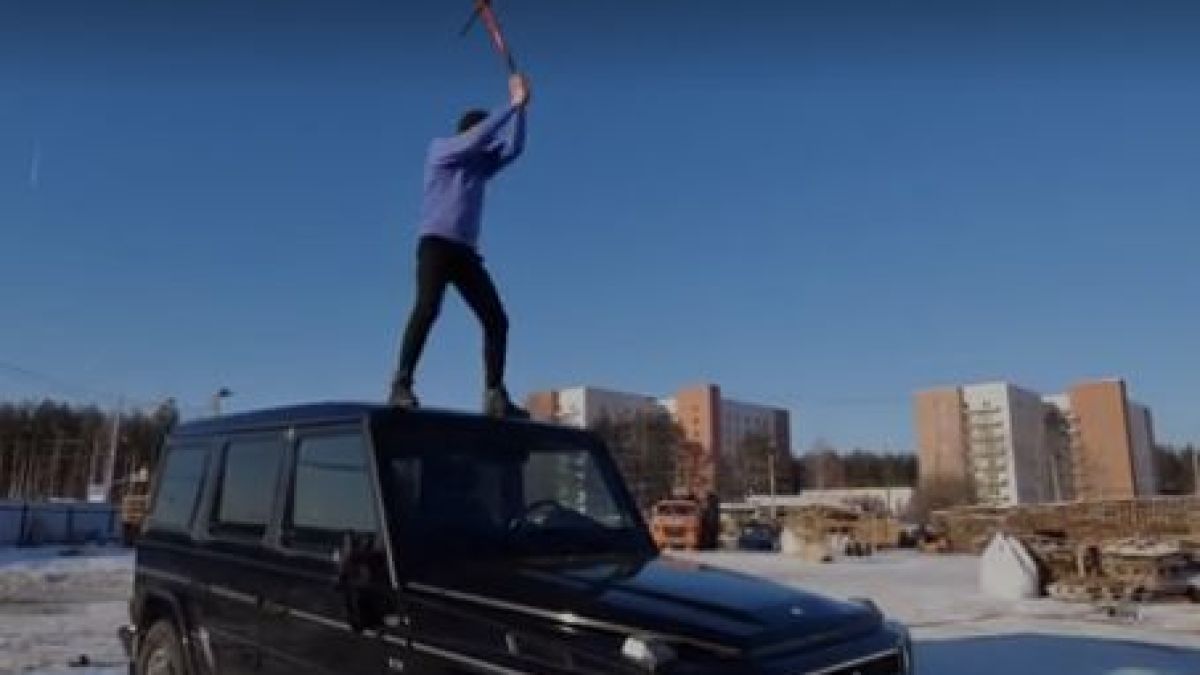Руснак превърна в купчина ламарини лъскавия си Gelandewagen заради безумна причина ВИДЕО 