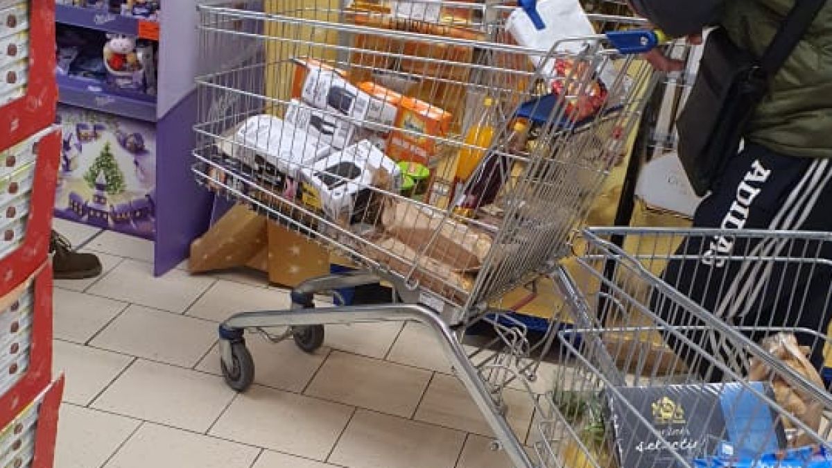 Клиенти щурмуваха магазините в Пловдив, пост терминалите се сринаха