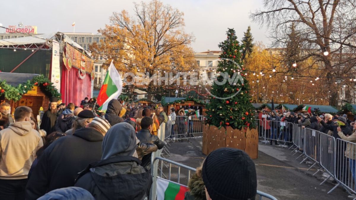 Протестиращи нахлуха на Немския коледен базар в София СНИМКИ