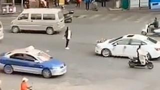 Безумно влюбена девойка блокира път с тялото си, за да предотврати сватбата на бившия си ВИДЕО