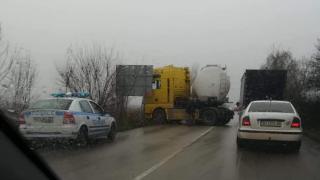 Цистерна се завъртя на Е-79 край Дунавци, минаването е затруднено СНИМКА