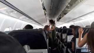 Стюардеса в мини пола затвори багажника с крак и възхити интернет ВИДЕО