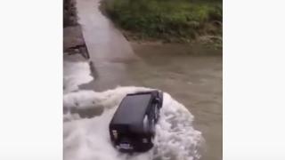 Зрелищно: Вижте как силно течение за малко не отнесе джип ВИДЕО