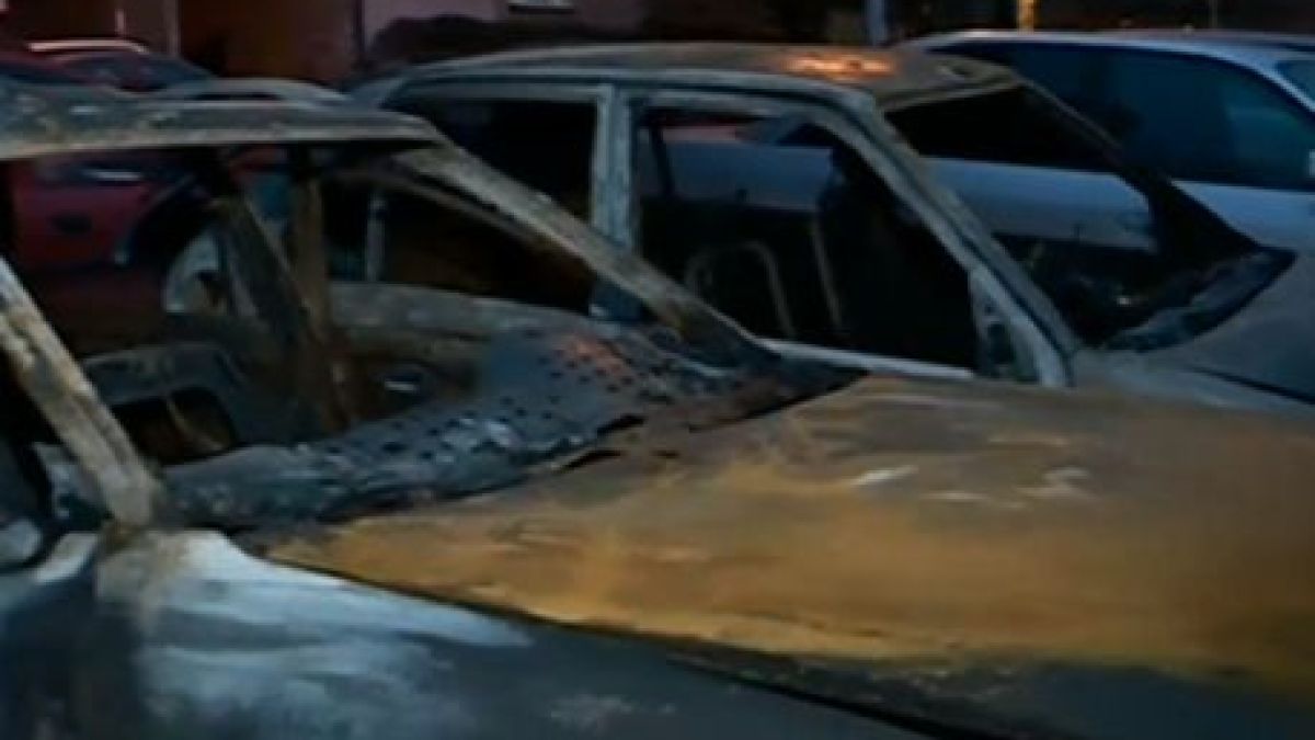 Мистериозни палежи на автомобили в столичен квартал ВИДЕО