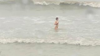 Тази жена ошашави варненци с действията си насред декември СНИМКИ 