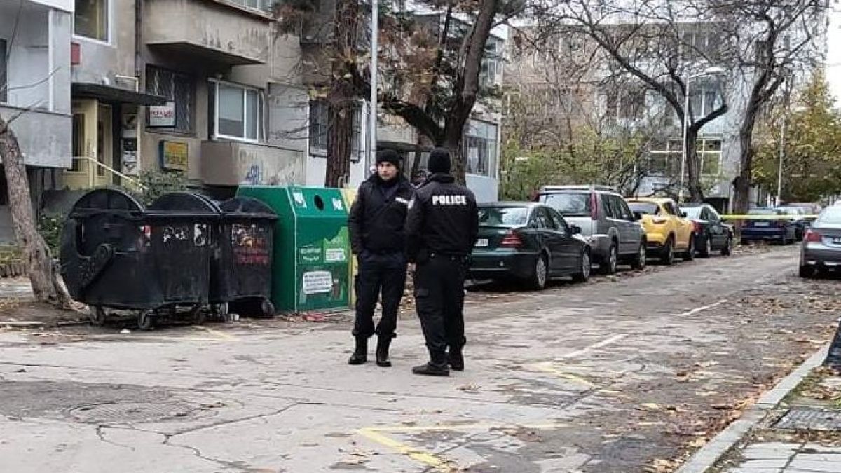 Стана ясно чий е кървавият апартамент с три трупа на пъпа на Варна 
