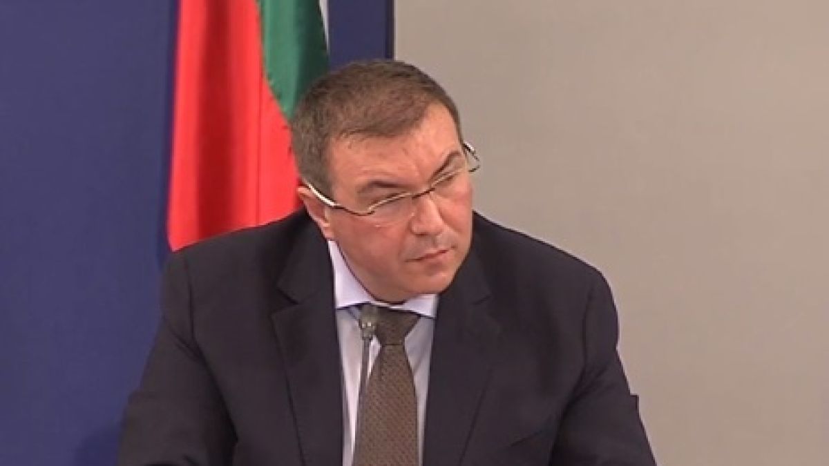 Проф. Ангелов каза ще отварят ли детските градини и коментира умрелия на стол варненец ВИДЕО