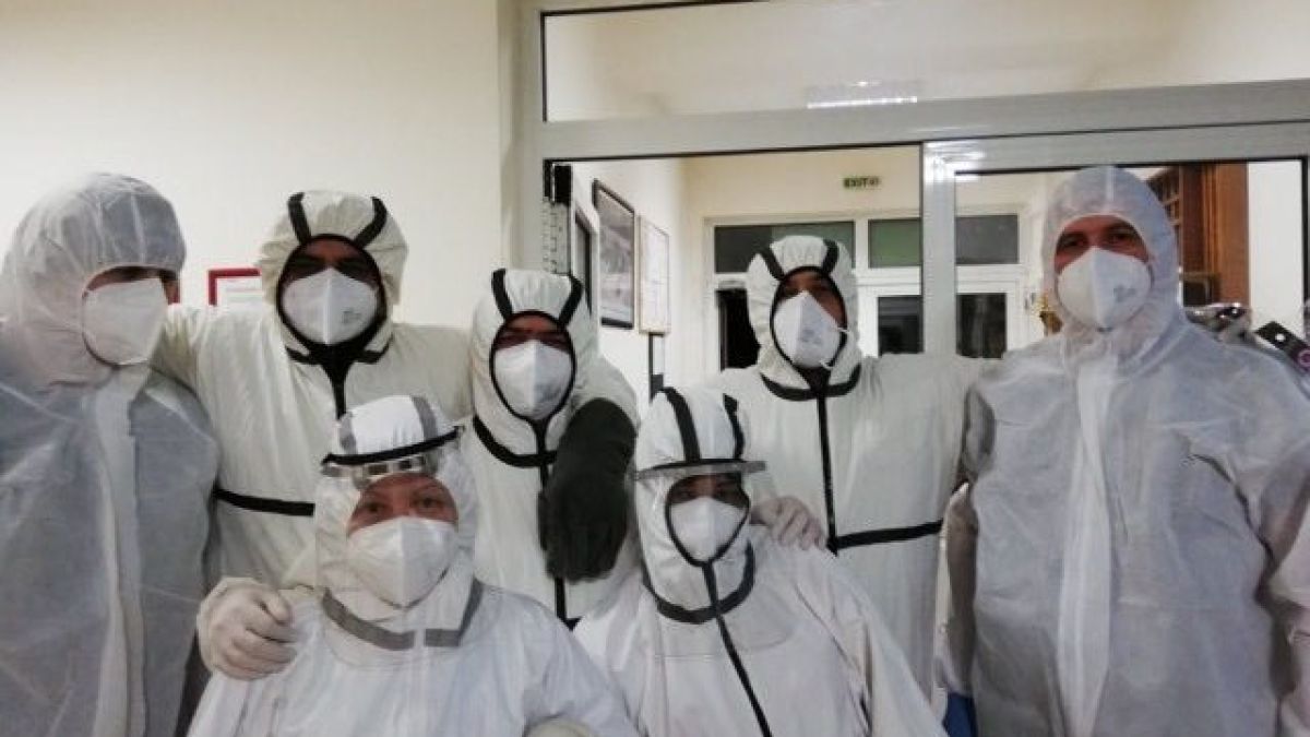 Огнеборци със скафандри носят на ръце 150-килограмов търновец с К-19 до болницата 