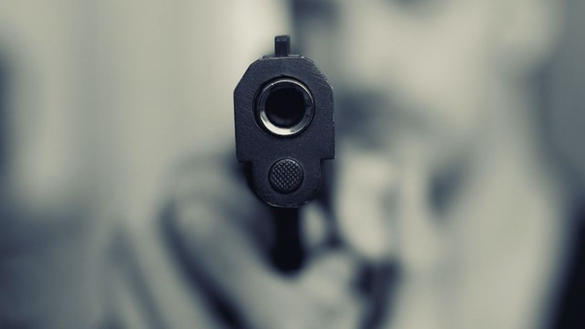 Бесен автоекшън в Пловдив: Бабаити скачат на бой на шофьор, той ги контрира с пистолет