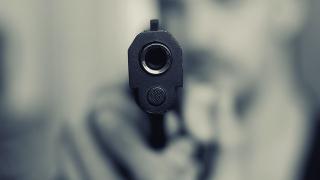 Бесен автоекшън в Пловдив: Бабаити скачат на бой на шофьор, той ги контрира с пистолет