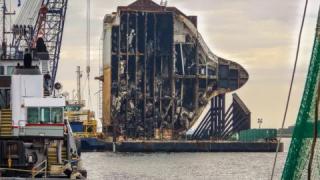 Огромен кораб с над 4 000 коли се преобърна в морето, причината е шокираща СНИМКИ