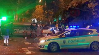 Свирепа и кървава катастрофа с Ауди и БМВ по тъмна доба в центъра на Бургас СНИМКИ 