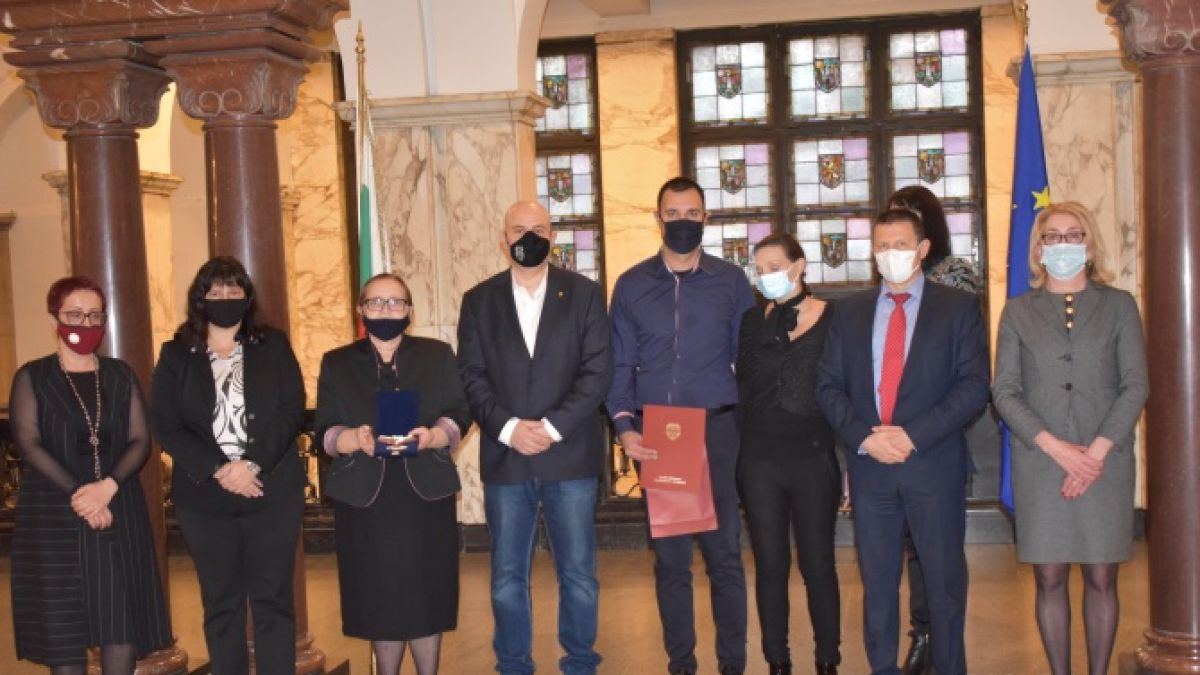 Иван Гешев връчи "Почетен знак на Прокуратурата" на наследниците на Евгени Диков
