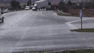 Невиждана стихия! Ураганен вятър обърна камион с ремарке край Сливен СНИМКИ